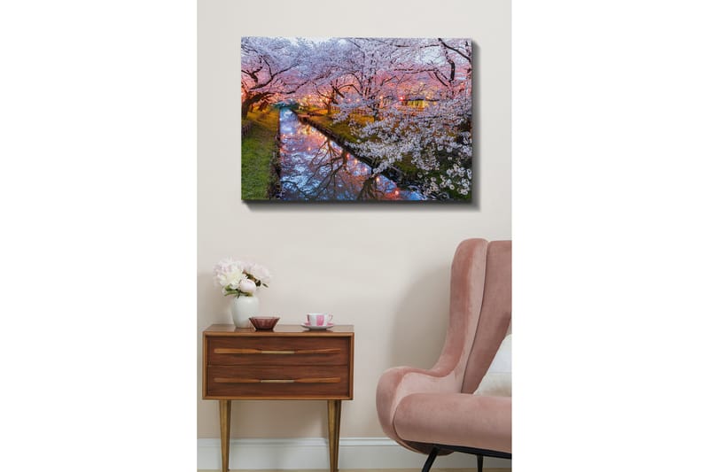 Canvastavla 70x100 cm - Blommande körsbärsträd vid en stilla kanal i skymningen - Rosa / Vitt / Grönt - Inredning - Tavlor & posters - Canvastavla