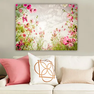 Canvastavla 70x100 cm - Blomstrande äng med rosa blommor som sträcker sig mot en ljus himmel - Rosa / Grön - Inredning - Tavlor & posters - Canvastavla