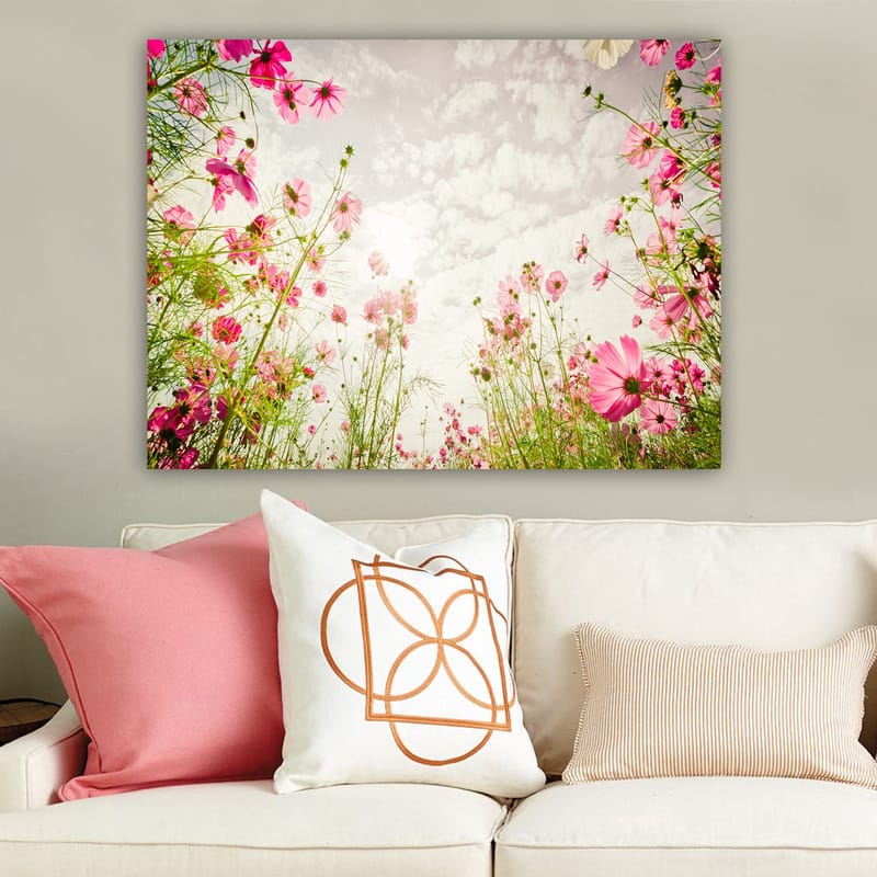 Canvastavla 70x100 cm - Blomstrande äng med rosa blommor som sträcker sig mot en ljus himmel - Rosa / Grön - Inredning - Tavlor & posters - Canvastavla