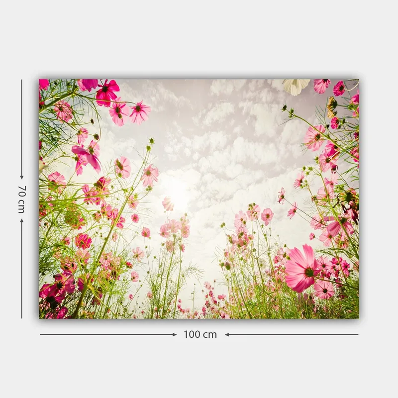 Canvastavla 70x100 cm - Blomstrande äng med rosa blommor som sträcker sig mot en ljus himmel - Rosa / Grön - Inredning - Tavlor & posters - Canvastavla