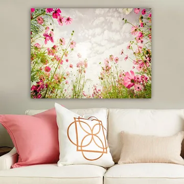 Canvastavla 70x100 cm - Blomstrande äng med rosa blommor som sträcker sig mot en ljus himmel - Rosa / Grön - Inredning - Tavlor & posters - Canvastavla