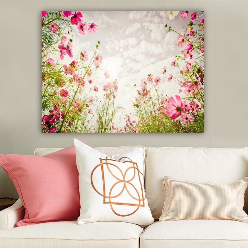 Canvastavla 70x100 cm - Blomstrande äng med rosa blommor som sträcker sig mot en ljus himmel - Rosa / Grön - Inredning - Tavlor & posters - Canvastavla