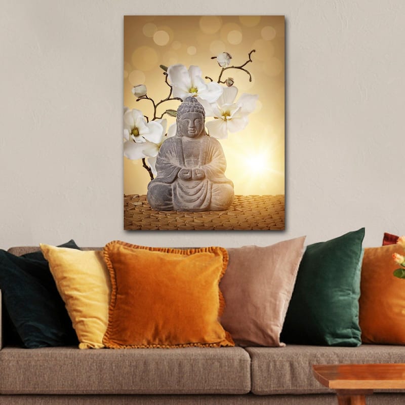 Canvastavla 70x100 cm - Buddha-statyn omgiven av vita blommor och en mjuk, gyllene bakgrund - Grå / Vit / Gyllene - Inredning - Tavlor & posters - Canvastavla