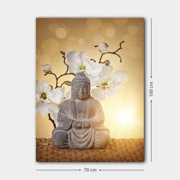 Canvastavla 70x100 cm - Buddha-statyn omgiven av vita blommor och en mjuk, gyllene bakgrund - Grå / Vit / Gyllene - Inredning - Tavlor & posters - Canvastavla