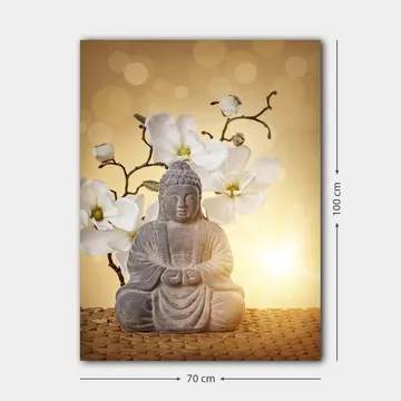 Canvastavla 70x100 cm - Buddha-statyn omgiven av vita blommor och en mjuk, gyllene bakgrund - Grå / Vit / Gyllene - Inredning - Tavlor & posters - Canvastavla