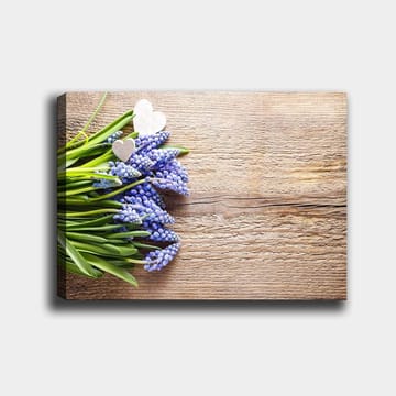 Canvastavla 70x100 cm - Bukett av blå hyacinter med två vita hjärtan - Blå / Grön / Vit - Inredning - Tavlor & posters - Canvastavla