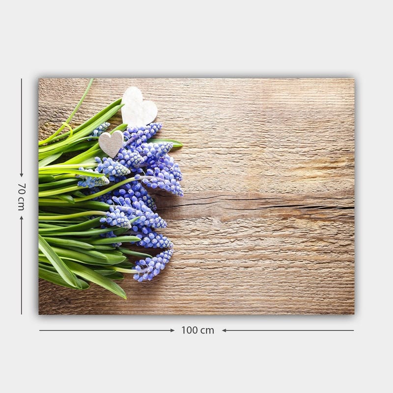 Canvastavla 70x100 cm - Bukett av blå hyacinter med två vita hjärtan - Blå / Grön / Vit - Inredning - Tavlor & posters - Canvastavla