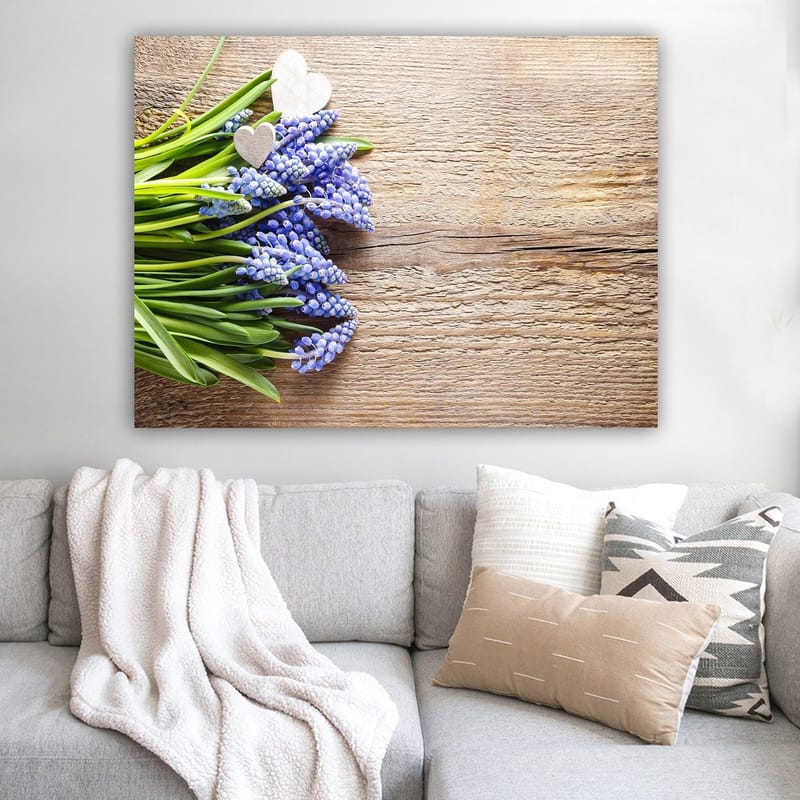 Canvastavla 70x100 cm - Bukett av blå hyacinter med två vita hjärtan - Blå / Grön / Vit - Inredning - Tavlor & posters - Canvastavla