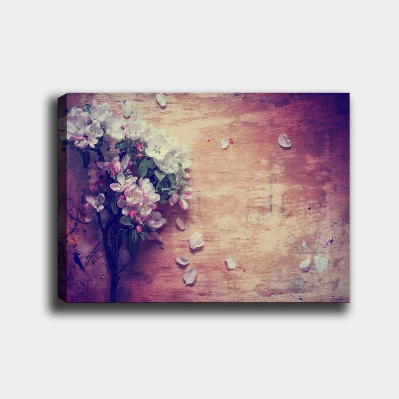 Canvastavla 70x100 cm - Bukett av blommor med vita och rosa kronblad som ligger på en träyta, Vit / Rosa / Grön