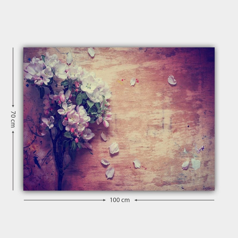 Canvastavla 70x100 cm - Bukett av blommor med vita och rosa kronblad som ligger på en träyta - Vit / Rosa / Grön - Inredning - Tavlor & posters - Canvastavla