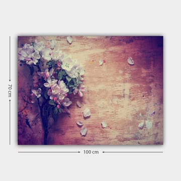 Canvastavla 70x100 cm - Bukett av blommor med vita och rosa kronblad som ligger på en träyta - Vit / Rosa / Grön - Inredning - Tavlor & posters - Canvastavla
