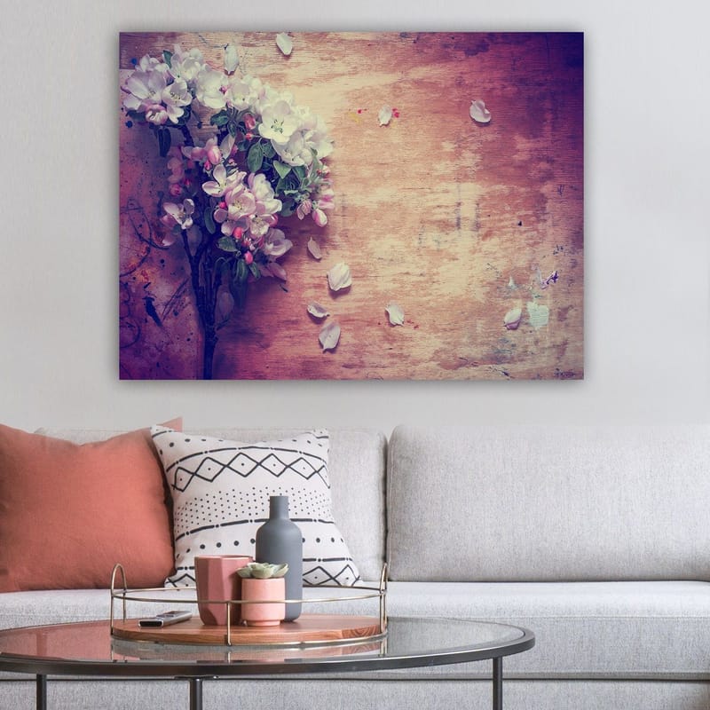 Canvastavla 70x100 cm - Bukett av blommor med vita och rosa kronblad som ligger på en träyta - Vit / Rosa / Grön - Inredning - Tavlor & posters - Canvastavla