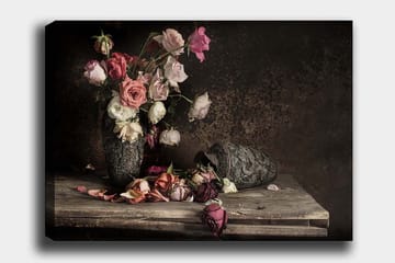 Canvastavla 70x100 cm - Bukett av färgglada rosor i en dekorativ vas, med några blommor som fallit utanför vasen - Rosa / Vit / Mörkröd - Inredning - Tavlor & posters - Canvastavla