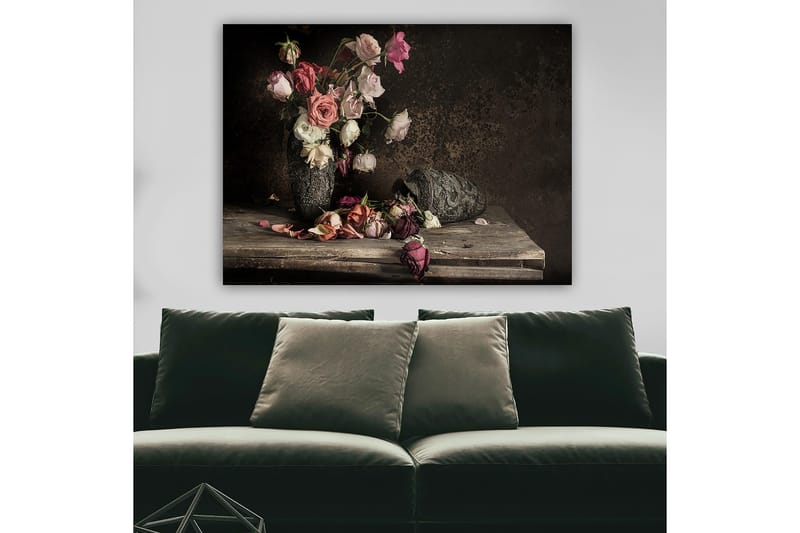 Canvastavla 70x100 cm - Bukett av färgglada rosor i en dekorativ vas, med några blommor som fallit utanför vasen - Rosa / Vit / Mörkröd - Inredning - Tavlor & posters - Canvastavla
