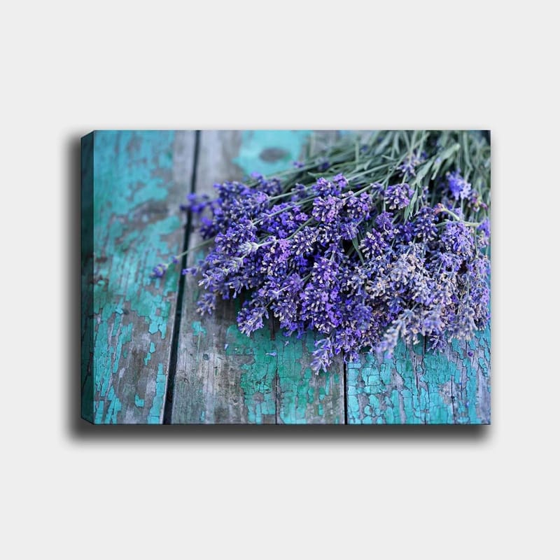 Canvastavla 70x100 cm - Bukett av lavendel placerad på en slitna, turkosfärgad träyta, Lila / Turkos