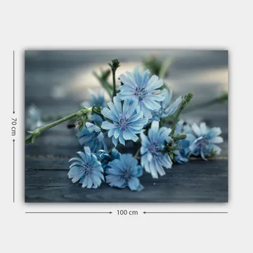 Canvastavla 70x100 cm - Bukett av ljusblå blommor som ligger på en mörk yta - Ljusblå / Grön - Inredning - Tavlor & posters - Canvastavla