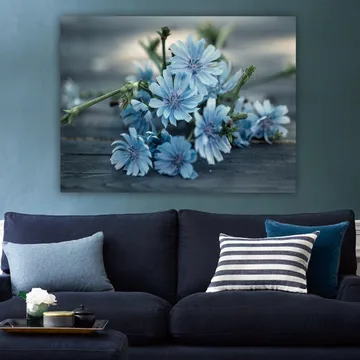 Canvastavla 70x100 cm - Bukett av ljusblå blommor som ligger på en mörk yta - Ljusblå / Grön - Inredning - Tavlor & posters - Canvastavla