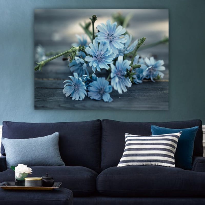 Canvastavla 70x100 cm - Bukett av ljusblå blommor som ligger på en mörk yta - Ljusblå / Grön - Inredning - Tavlor & posters - Canvastavla