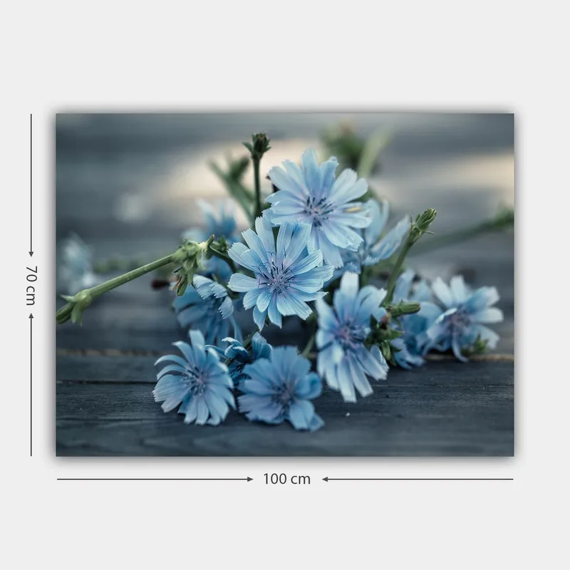 Canvastavla 70x100 cm - Bukett av ljusblå blommor som ligger på en mörk yta - Ljusblå / Grön - Inredning - Tavlor & posters - Canvastavla