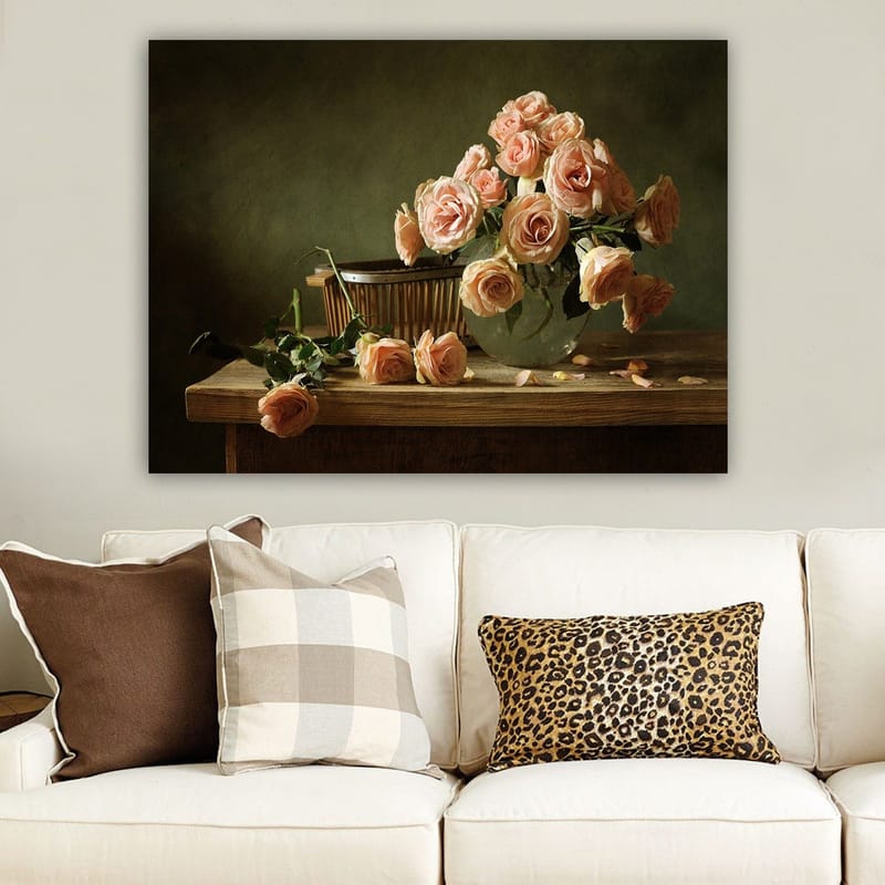 Canvastavla 70x100 cm - Bukett av ljusrosa rosor i en glasvas på ett träbord - Ljusrosa / Grön / Brun - Inredning - Tavlor & posters - Canvastavla