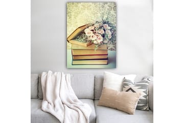 Canvastavla 70x100 cm - Bukett av rosa rosor placerad ovanpå en hög av böcker - Rosa / Beige / Grön - Inredning - Tavlor & posters - Canvastavla