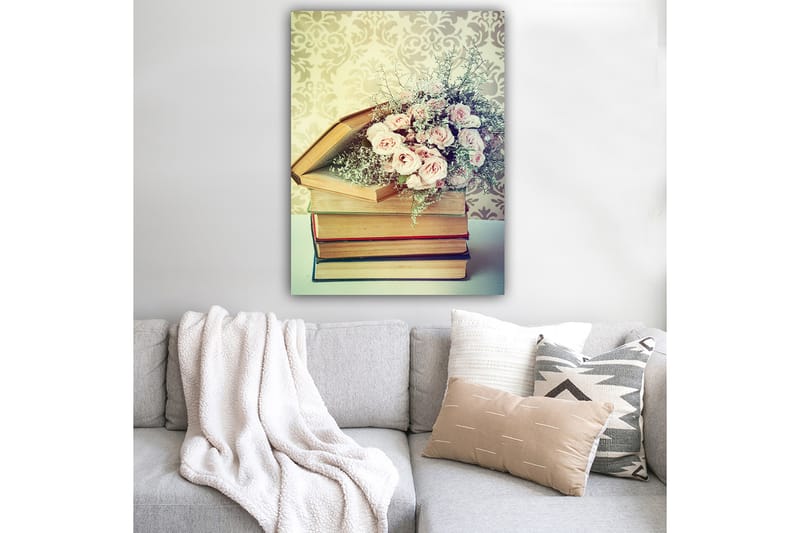 Canvastavla 70x100 cm - Bukett av rosa rosor placerad ovanpå en hög av böcker - Rosa / Beige / Grön - Inredning - Tavlor & posters - Canvastavla