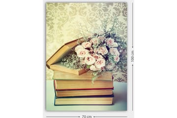Canvastavla 70x100 cm - Bukett av rosa rosor placerad ovanpå en hög av böcker - Rosa / Beige / Grön - Inredning - Tavlor & posters - Canvastavla