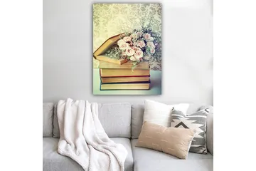 Canvastavla 70x100 cm - Bukett av rosa rosor placerad ovanpå en hög av böcker - Rosa / Beige / Grön - Inredning - Tavlor & posters - Canvastavla