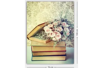 Canvastavla 70x100 cm - Bukett av rosa rosor placerad ovanpå en hög av böcker - Rosa / Beige / Grön - Inredning - Tavlor & posters - Canvastavla