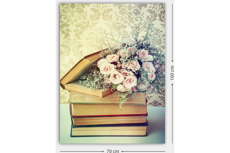 Canvastavla 70x100 cm - Bukett av rosa rosor placerad ovanpå en hög av böcker - Rosa / Beige / Grön - Inredning - Tavlor & posters - Canvastavla