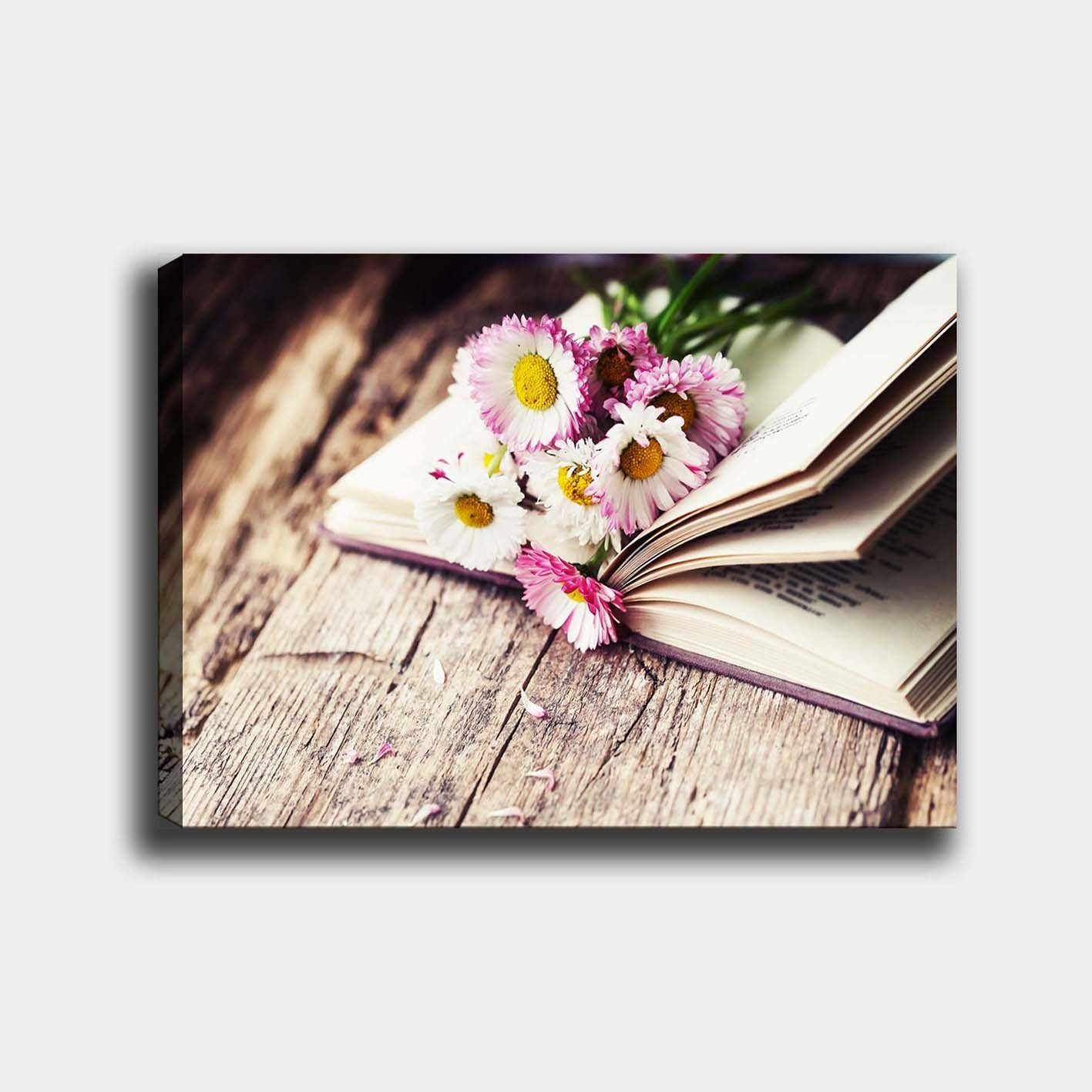Canvastavla 70x100 cm - Bukett med blommor placerad på en öppen bok Vit ...