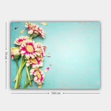 Canvastavla 70x100 cm - Bukett med färgglada blommor mot en ljusblå bakgrund - Rosa / Grön / Ljusblå - Inredning - Tavlor & posters - Canvastavla