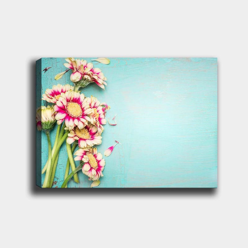 Canvastavla 70x100 cm - Bukett med färgglada blommor mot en ljusblå bakgrund - Rosa / Grön / Ljusblå - Inredning - Tavlor & posters - Canvastavla