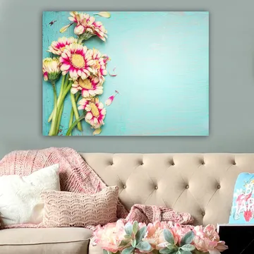 Canvastavla 70x100 cm - Bukett med färgglada blommor mot en ljusblå bakgrund - Rosa / Grön / Ljusblå - Inredning - Tavlor & posters - Canvastavla