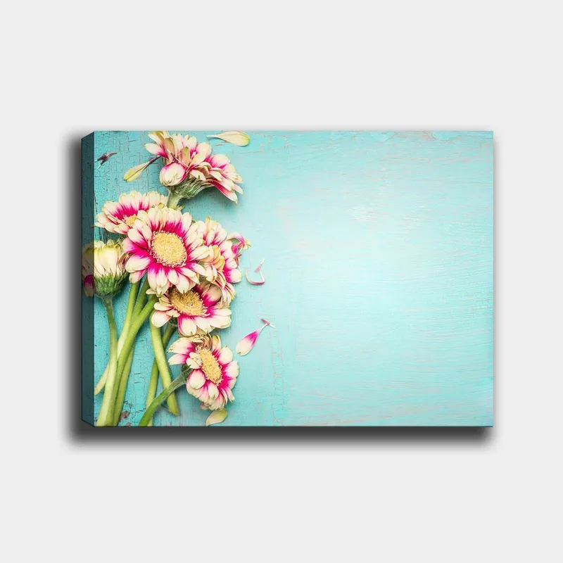 Canvastavla 70x100 cm - Bukett med färgglada blommor mot en ljusblå bakgrund - Rosa / Grön / Ljusblå - Inredning - Tavlor & posters - Canvastavla