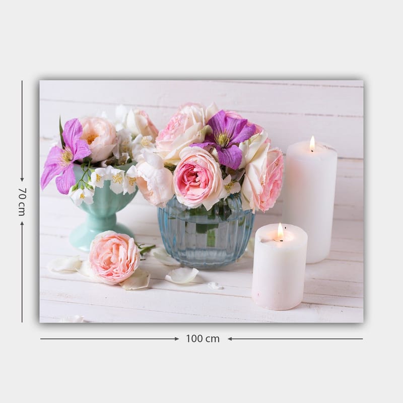 Canvastavla 70x100 cm - Bukett med rosa och lila blommor i en glasvas, omgiven av vita ljus - Rosa / Lila / Grön - Inredning - Tavlor & posters - Canvastavla