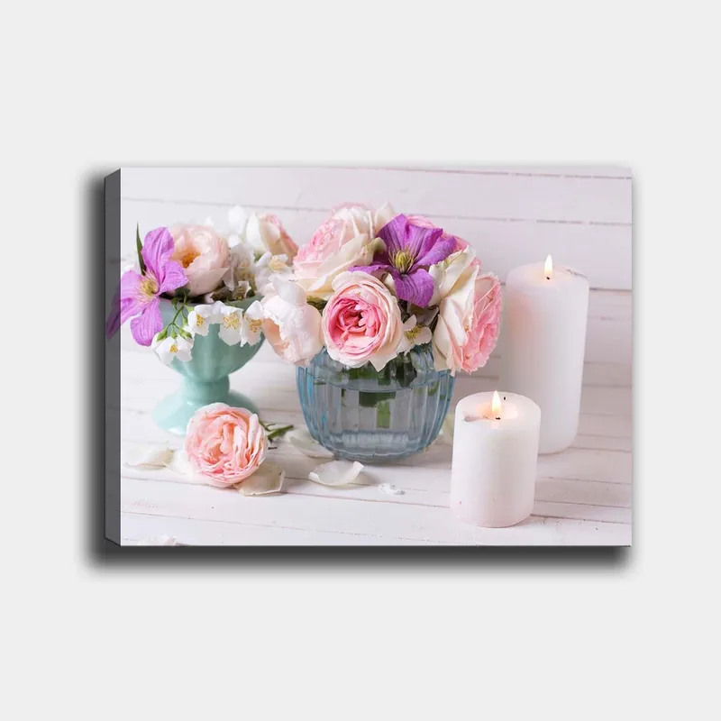 Canvastavla 70x100 cm - Bukett med rosa och lila blommor i en glasvas, omgiven av vita ljus - Rosa / Lila / Grön - Inredning - Tavlor & posters - Canvastavla