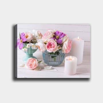 Canvastavla 70x100 cm - Bukett med rosa och lila blommor i en glasvas, omgiven av vita ljus - Rosa / Lila / Grön - Inredning - Tavlor & posters - Canvastavla