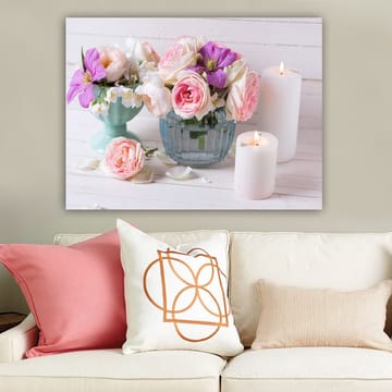 Canvastavla 70x100 cm - Bukett med rosa och lila blommor i en glasvas, omgiven av vita ljus - Rosa / Lila / Grön - Inredning - Tavlor & posters - Canvastavla