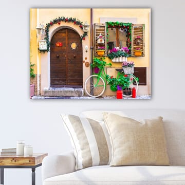 Canvastavla 70x100 cm - Charmig dörr med blommor och en cykel i en färgglad miljö - Grön / Brun / Röd - Inredning - Tavlor & posters - Canvastavla