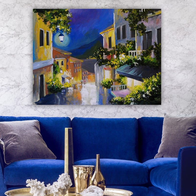 Canvastavla 70x100 cm - Charmig gränd med färgglada hus och en måne som lyser över landskapet - Gult / Blått / Grönt - Inredning - Tavlor & posters - Canvastavla