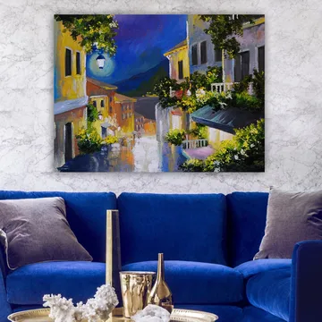 Canvastavla 70x100 cm - Charmig gränd med färgglada hus och en måne som lyser över landskapet - Gult / Blått / Grönt - Inredning - Tavlor & posters - Canvastavla