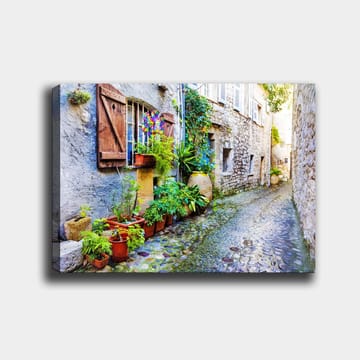 Canvastavla 70x100 cm - Charmig gränd med stenhus och blomsterkrukor som skapar en livlig atmosfär - Grön / Blå / Beige - Inredning - Tavlor & posters - Canvastavla