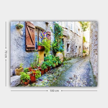 Canvastavla 70x100 cm - Charmig gränd med stenhus och blomsterkrukor som skapar en livlig atmosfär - Grön / Blå / Beige - Inredning - Tavlor & posters - Canvastavla