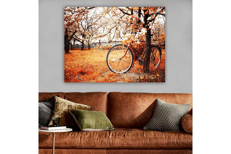 Canvastavla 70x100 cm - Cykel lutad mot ett träd i en höstig landskap med orangea och gula löv - Orange / Gul / Brun - Inredning - Tavlor & posters - Canvastavla