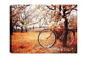 Canvastavla 70x100 cm - Cykel lutad mot ett träd i en höstig landskap med orangea och gula löv - Orange / Gul / Brun - Inredning - Tavlor & posters - Canvastavla