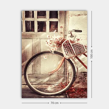 Canvastavla 70x100 cm - Cykel med en korg fylld med blommor framför en gammal dörr - Grå / Brun / Vit - Inredning - Tavlor & posters - Canvastavla