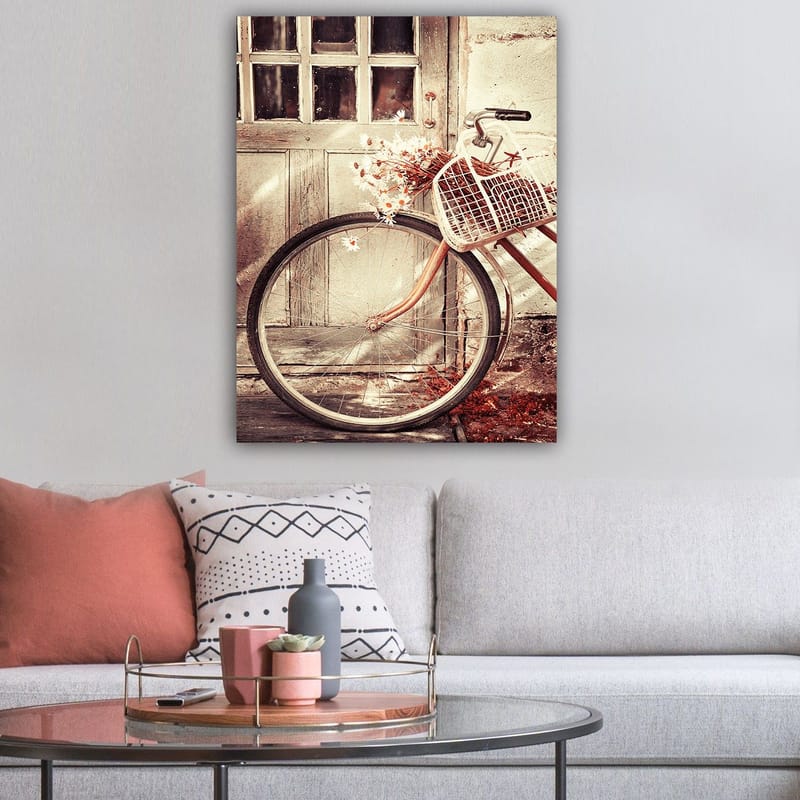 Canvastavla 70x100 cm - Cykel med en korg fylld med blommor framför en gammal dörr - Grå / Brun / Vit - Inredning - Tavlor & posters - Canvastavla