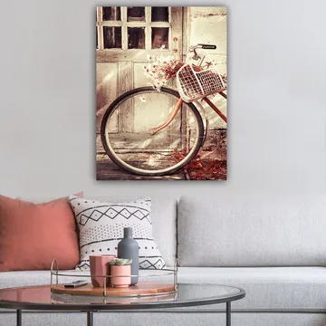 Canvastavla 70x100 cm - Cykel med en korg fylld med blommor framför en gammal dörr - Grå / Brun / Vit - Inredning - Tavlor & posters - Canvastavla