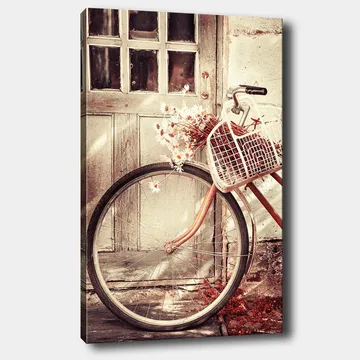 Canvastavla 70x100 cm - Cykel med en korg fylld med blommor framför en gammal dörr - Grå / Brun / Vit - Inredning - Tavlor & posters - Canvastavla